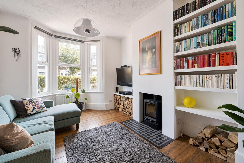 Property photo 2 of 36 Melbourne Road, E17