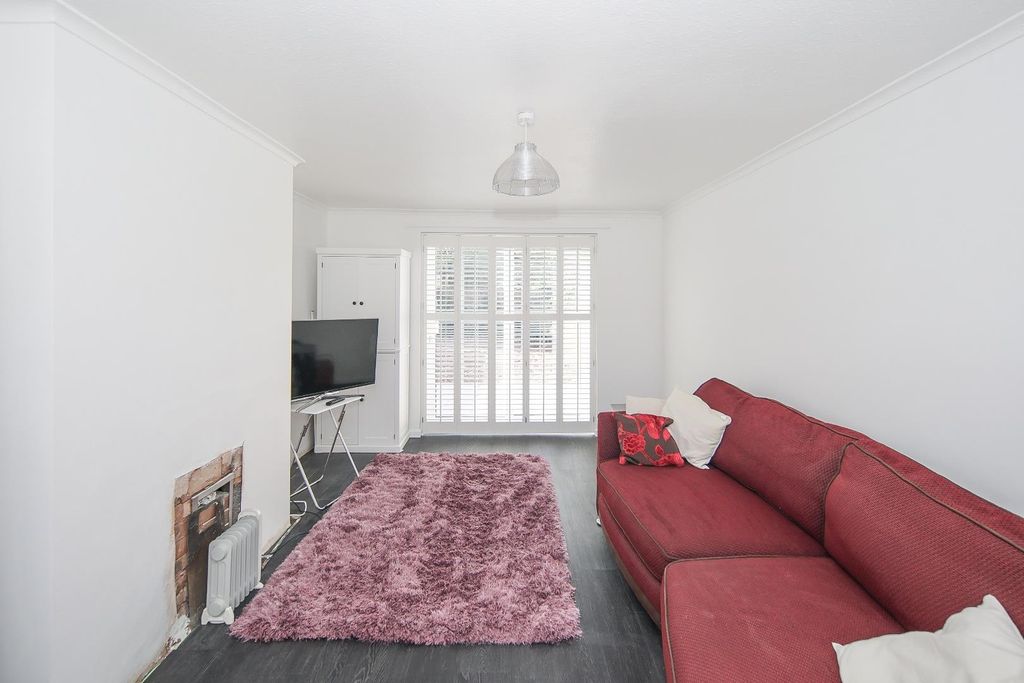 Property photo 2 of 16 Lounge