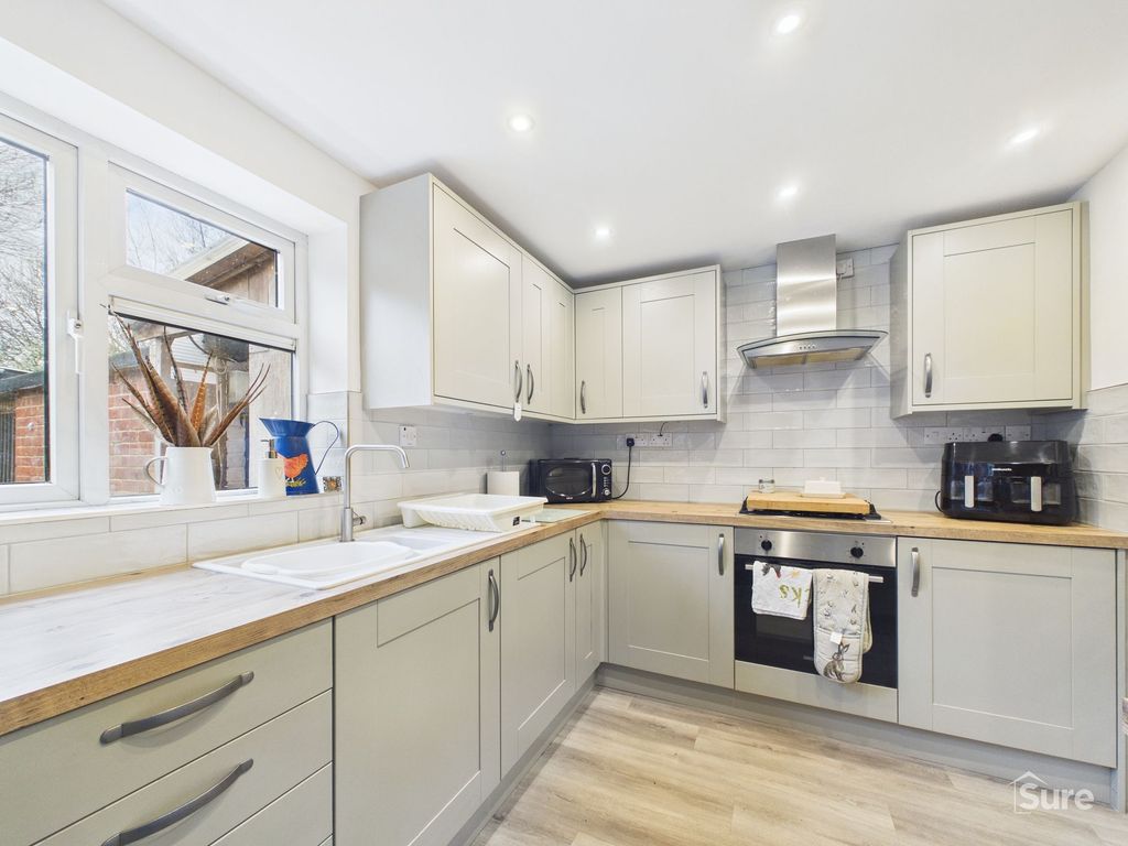 Property photo 3 of 15 Kitchen