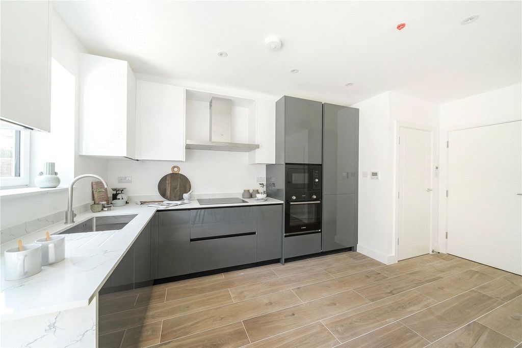 Property photo 3 of 17 Kitchen