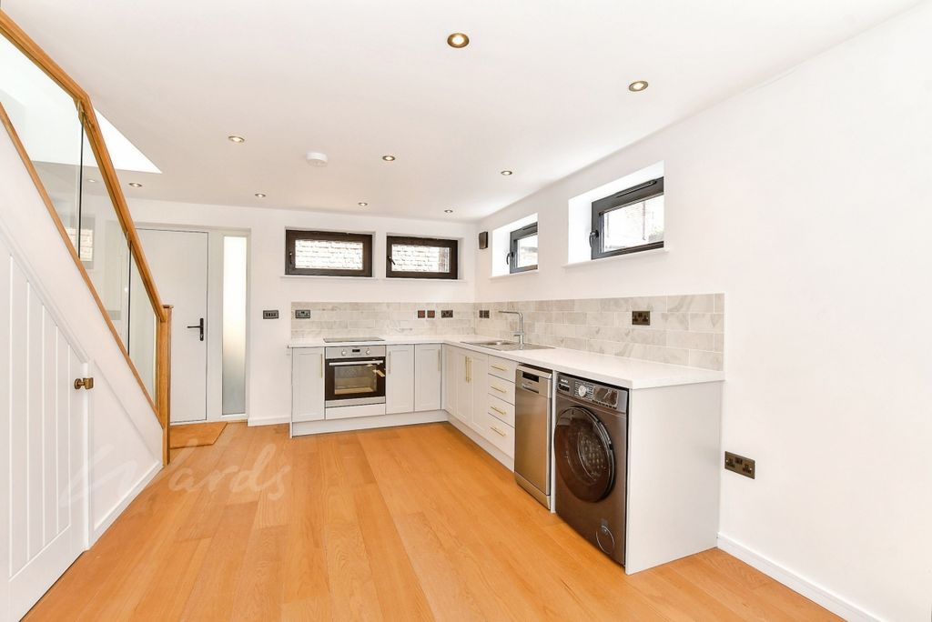 Property photo 3 of 9 Kitchen