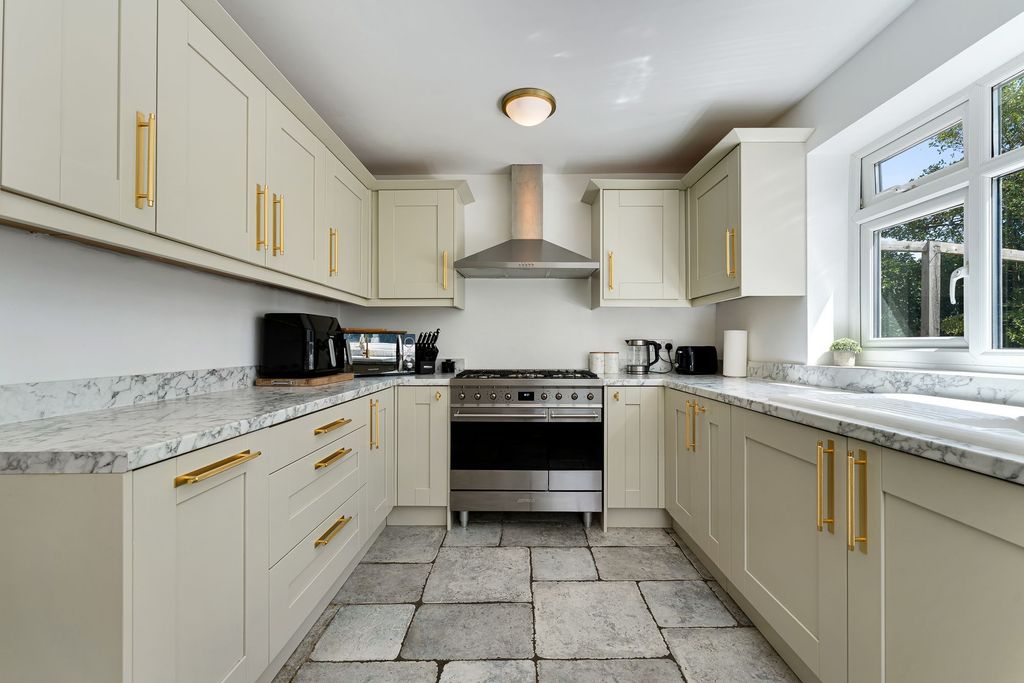 Property photo 2 of 31