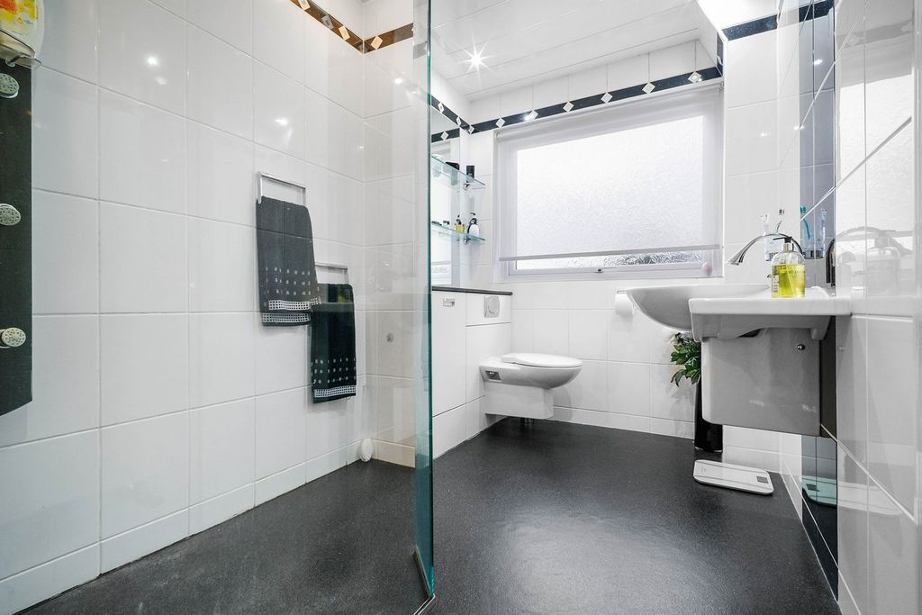 Property photo 3 of 25