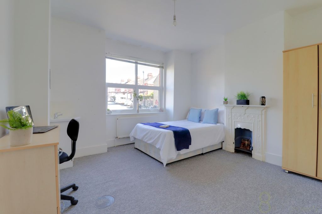 Property photo 2 of 10 Bedroom 1