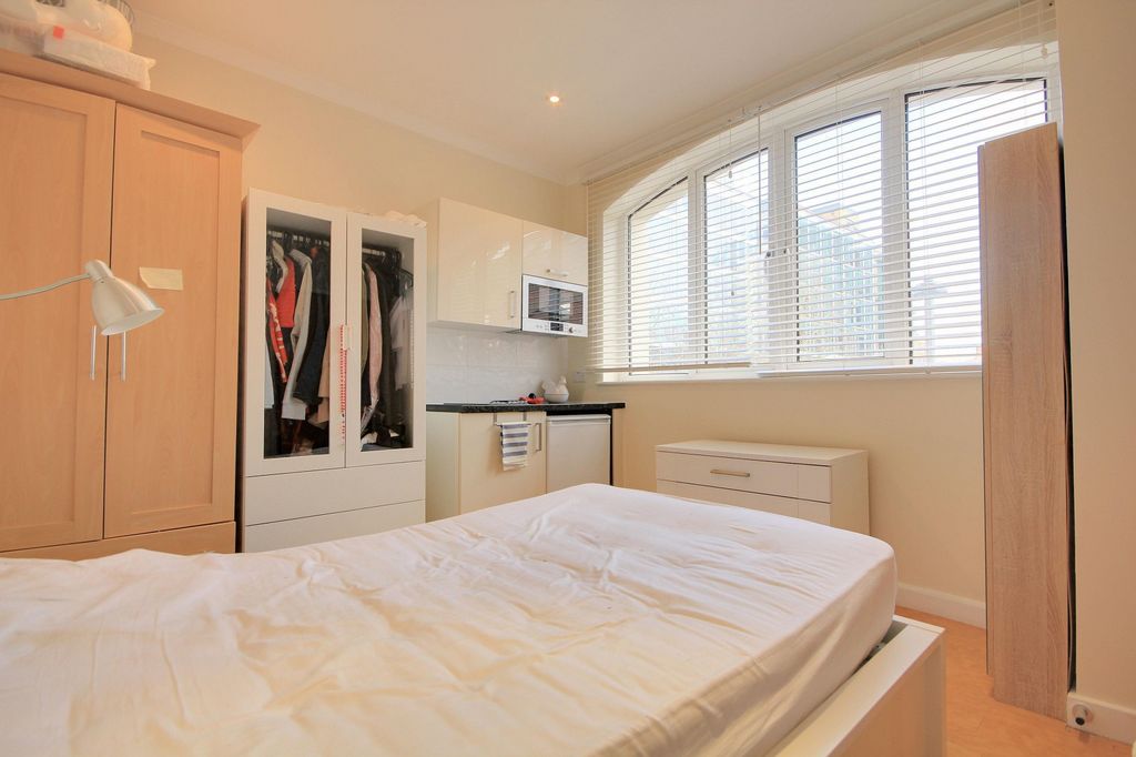 Property photo 3 of 7 Living Space