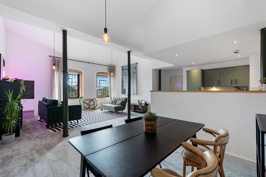 Property photo 2 of 21