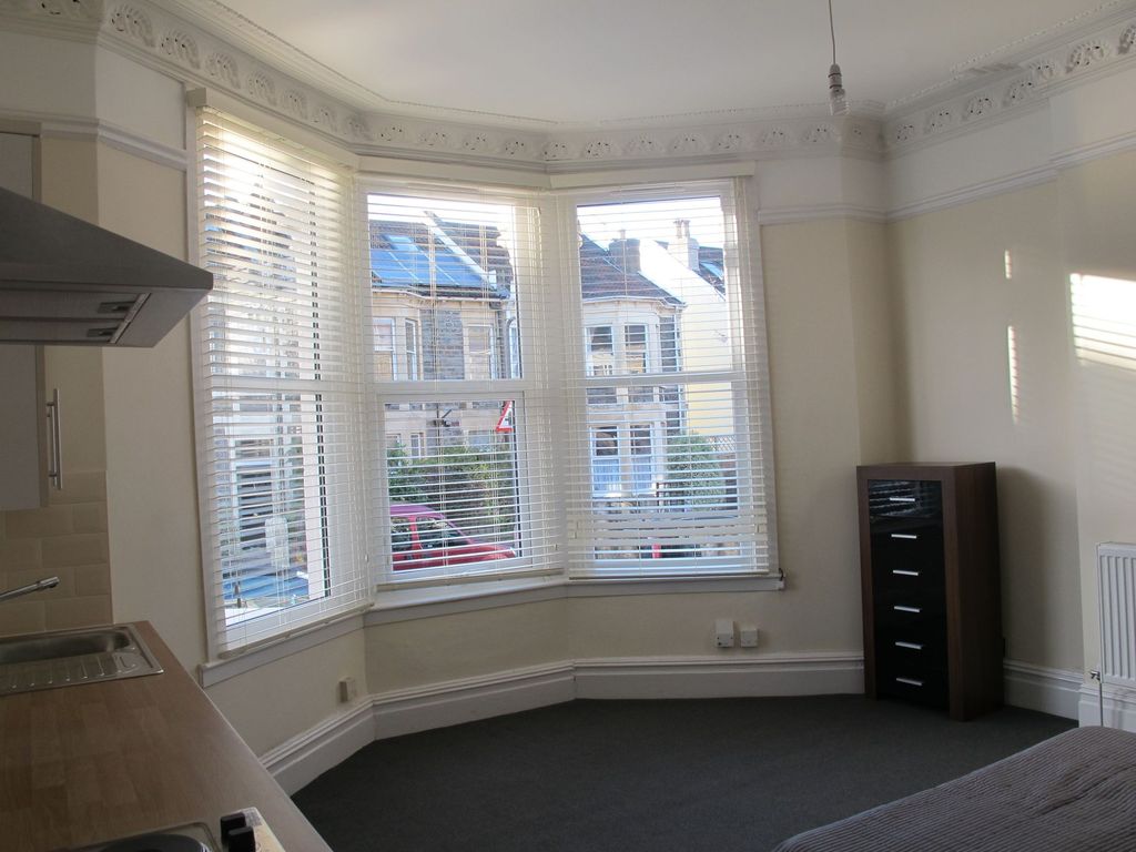 Property photo 3 of 12 Bright Front-Facing Double Bedroom With A Large Ba...