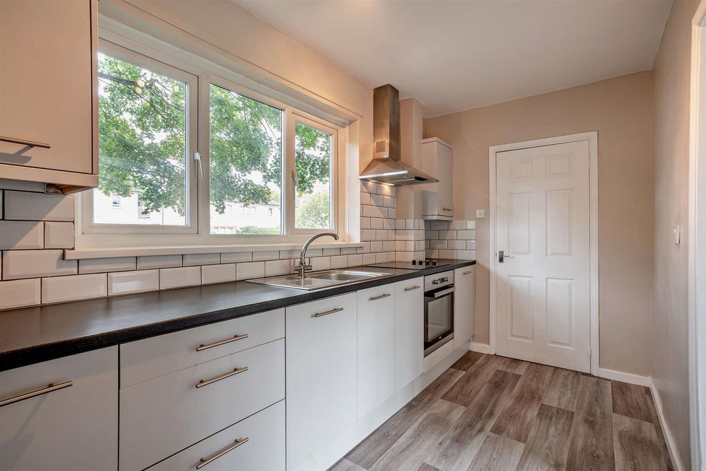 Property photo 2 of 14 8663009-Interior02-800.Jpg
