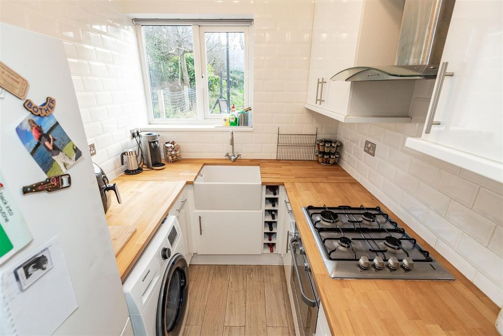 Property photo 3 of 12 Approach