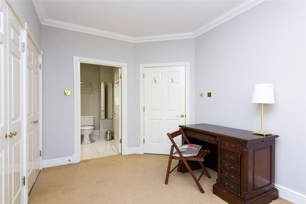 Property photo 2 of 9 Bedroom