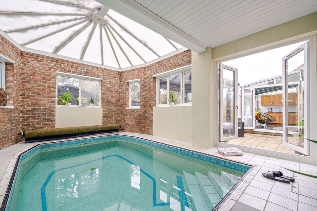 Property photo 2 of 37