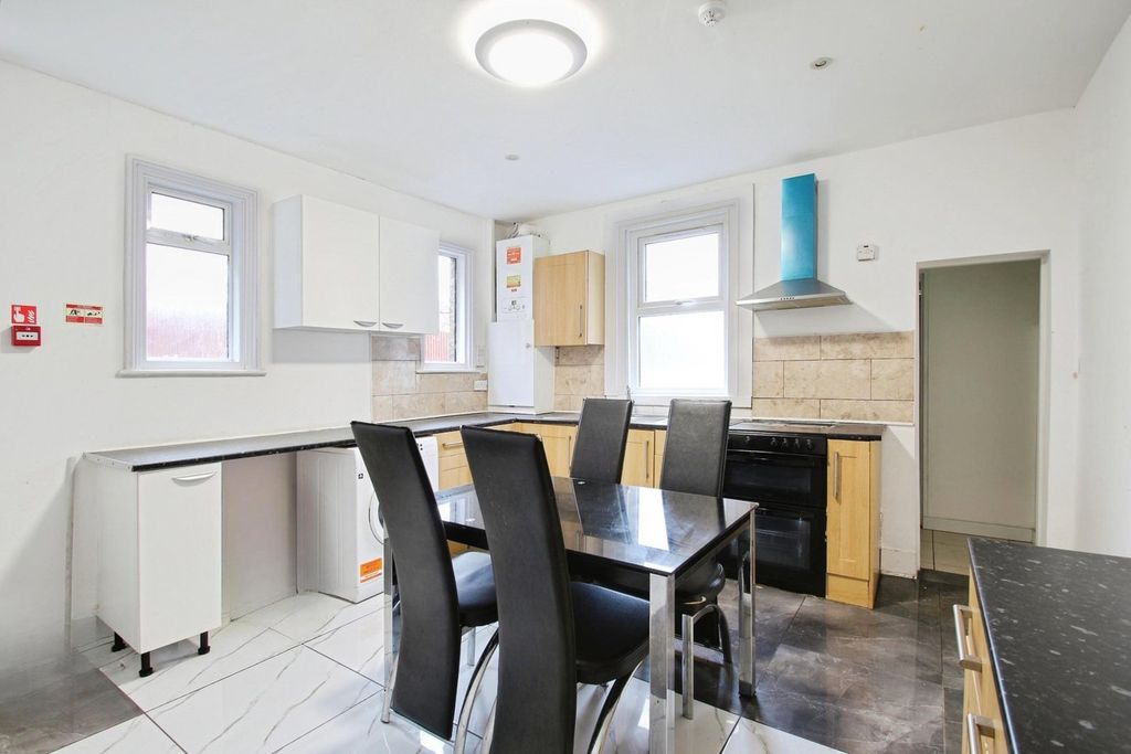 Property photo 2 of 25