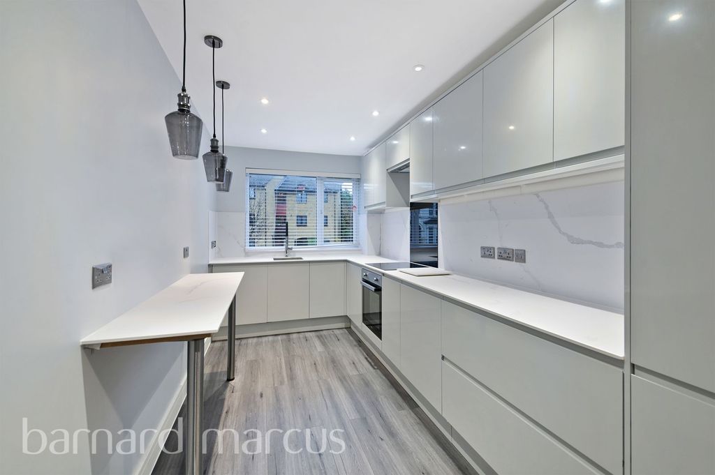 Property photo 2 of 6 Kitchen