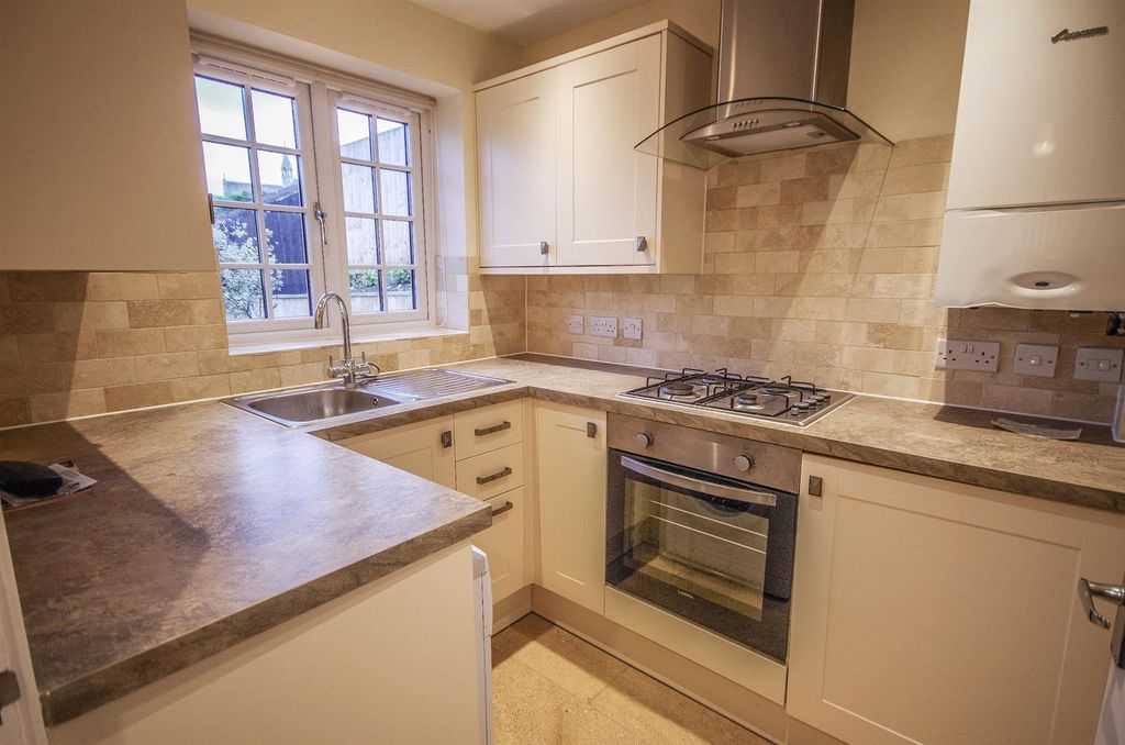 Property photo 3 of 11 Kitchen