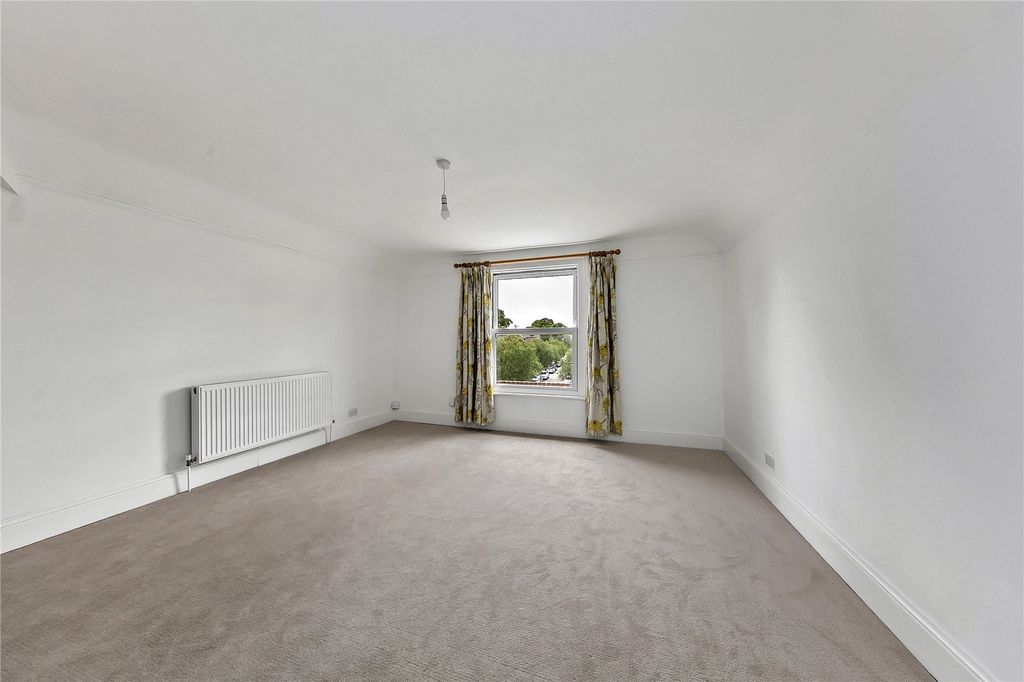 Property photo 3 of 8 Picture No. 13