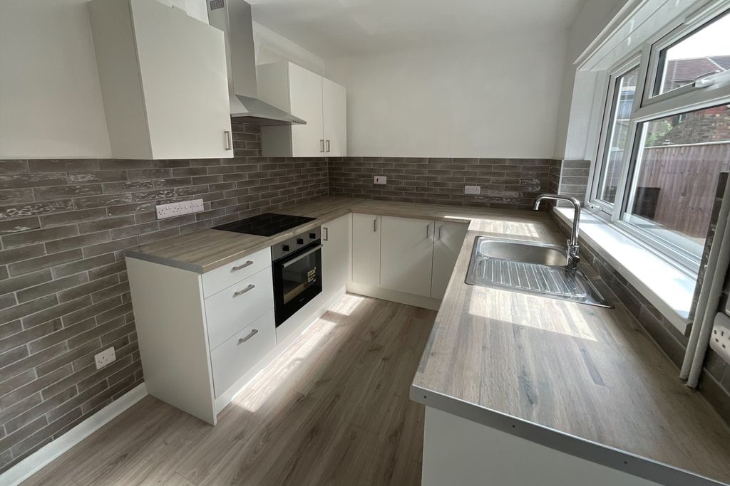 Property photo 3 of 10 Kitchen 2