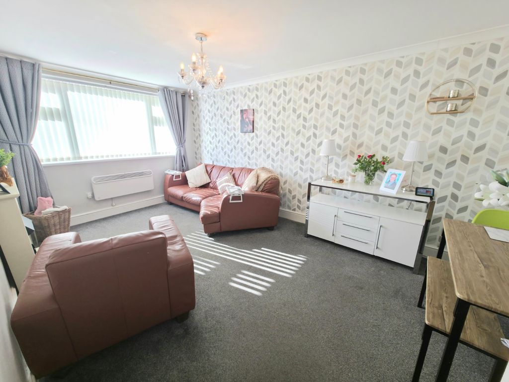 Property photo 2 of 11 Lounge