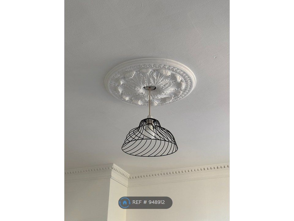 Property photo 1 of 17 Characterful High Ceiling & Decorative Rose