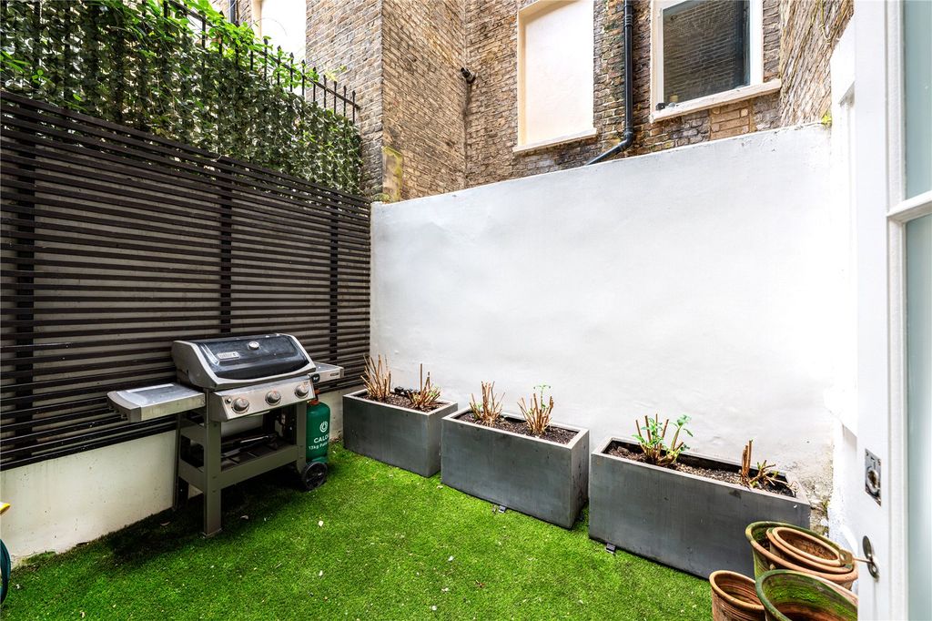 Property photo 3 of 16 Outside Space