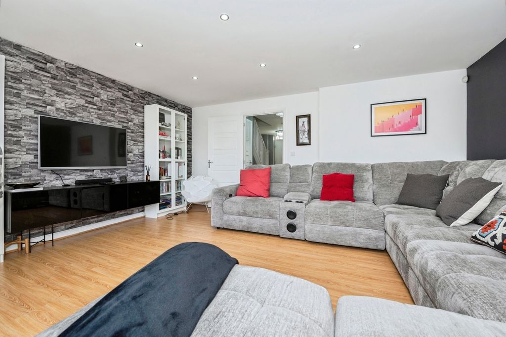 Property photo 3 of 18 Pbox-Img.Jpg