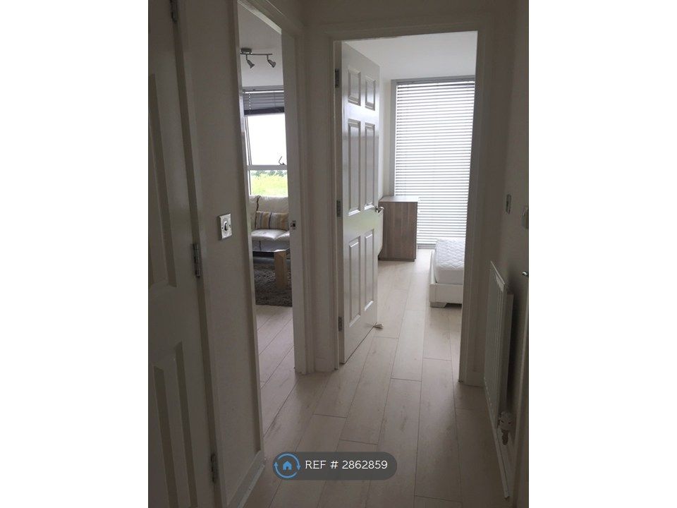 Property photo 3 of 20 Entrance Hall