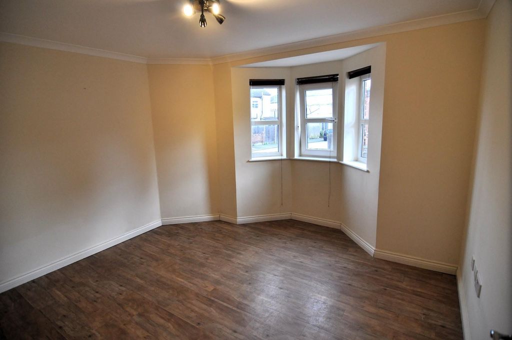 Property photo 3 of 5 Bedroom With Bay