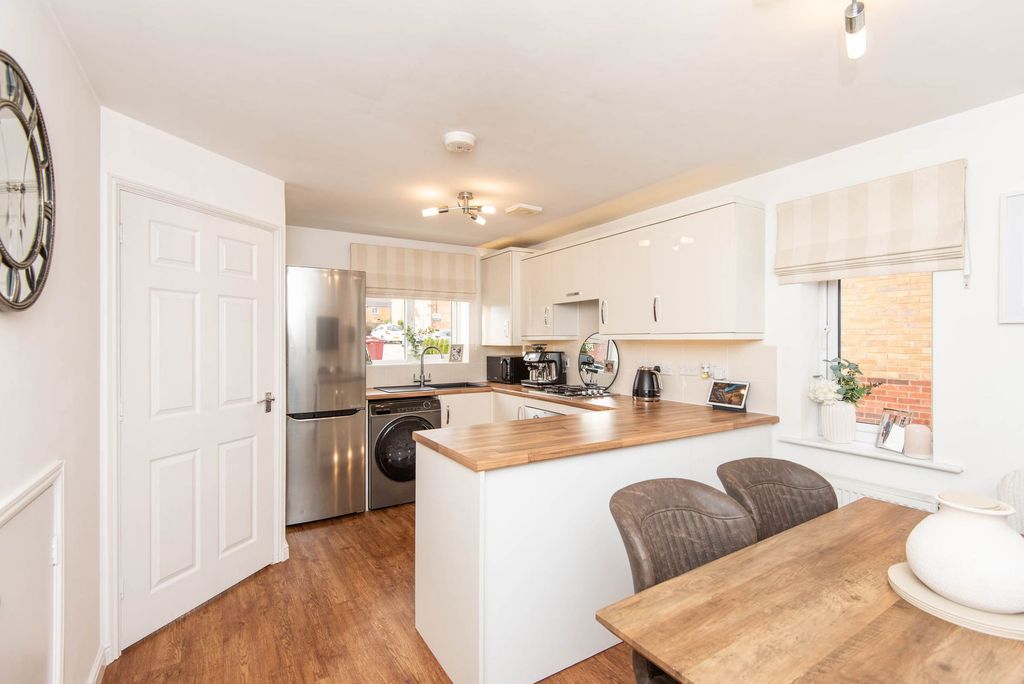 Property photo 2 of 21