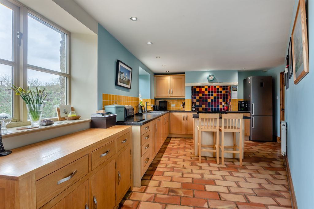 Property photo 2 of 33