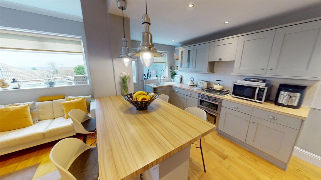 Property photo 2 of 31 Newton Road Kitchen Diner