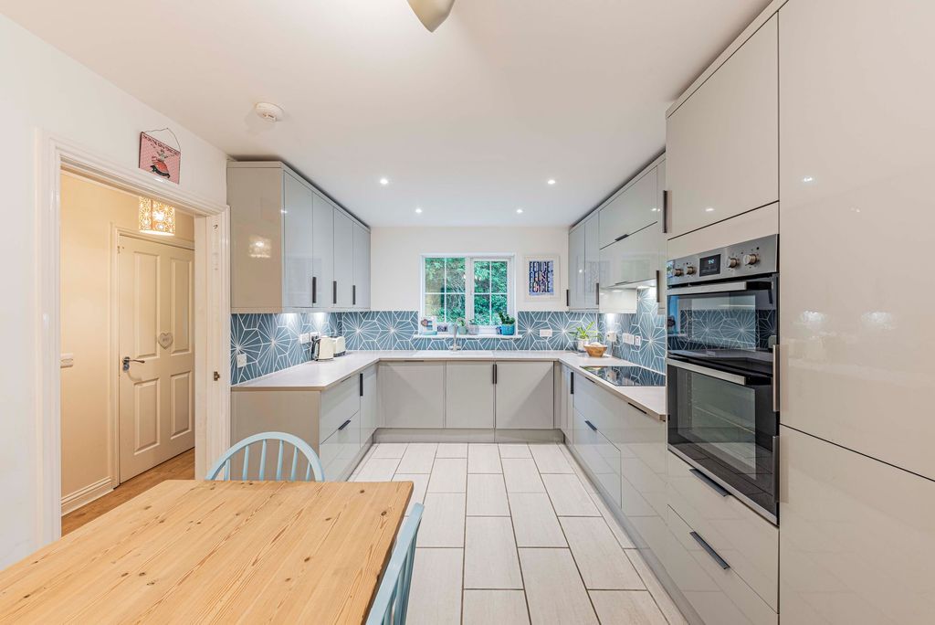 Property photo 1 of 20 Kitchen/Dining Room (2)