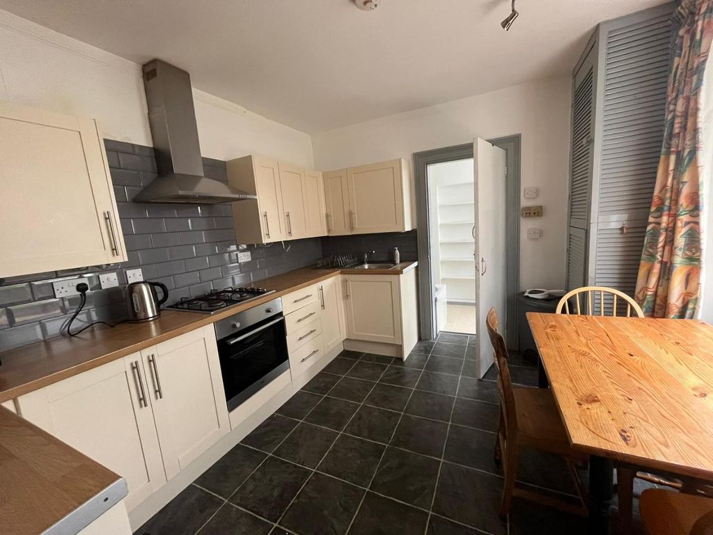 Property photo 1 of 10 Kitchen