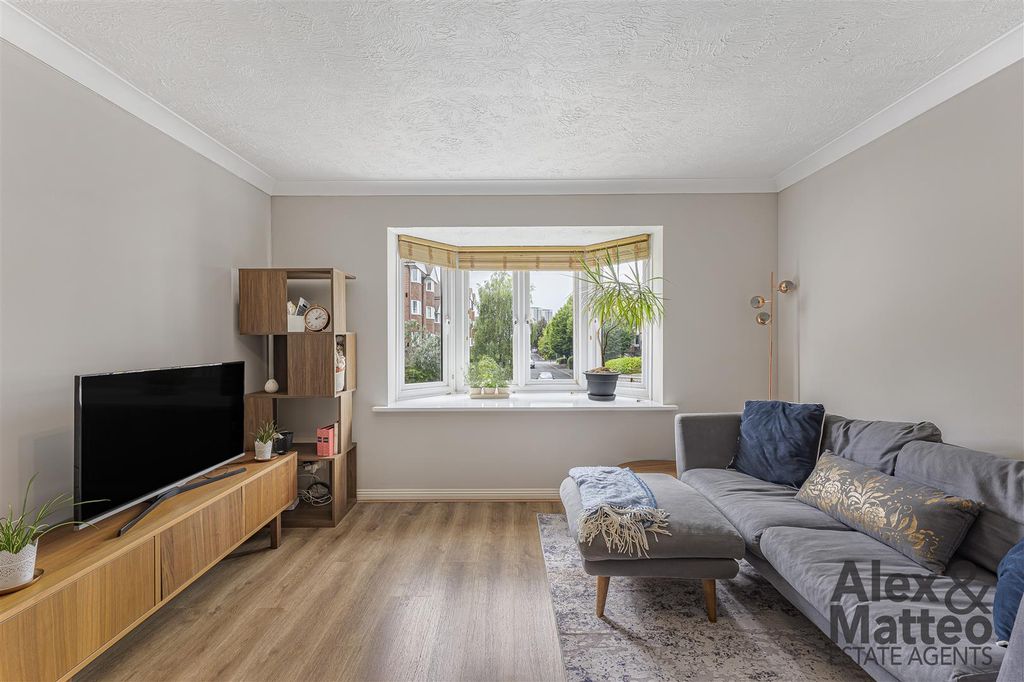 Property photo 3 of 19 Rossetti Road