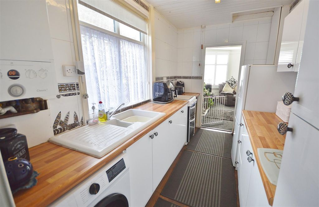 Property photo 3 of 10 Kitchen