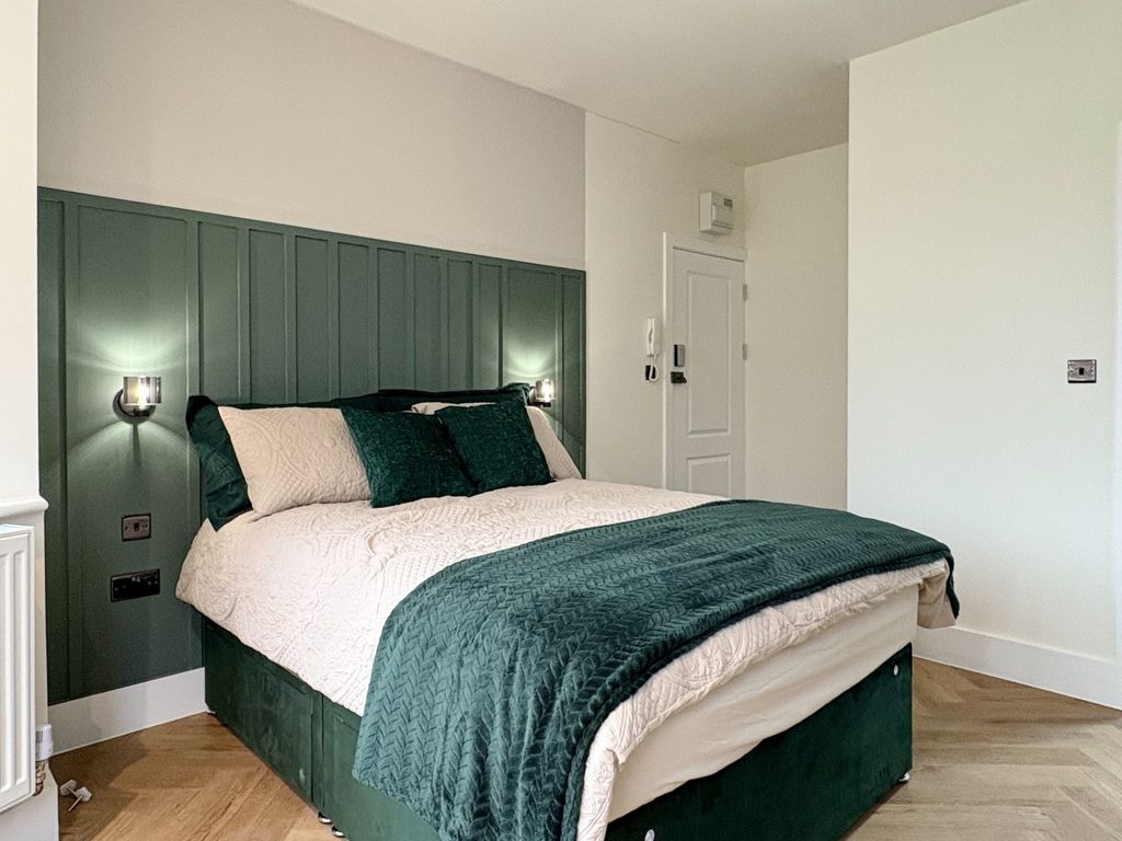 Property photo 3 of 9 Bright, Stylish Double Bedroom With A Padded Green...