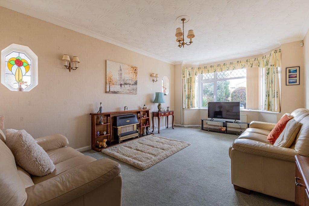 Property photo 2 of 29 Lounge