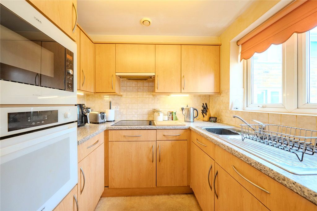 Property photo 3 of 9 Kitchen