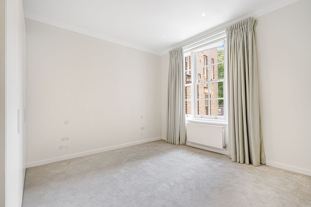 Property photo 2 of 16 Flat 4 221 Brompt...