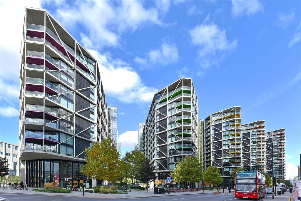 Property photo 2 of 18 124-4-Riverlight-Quay (1).Jpg