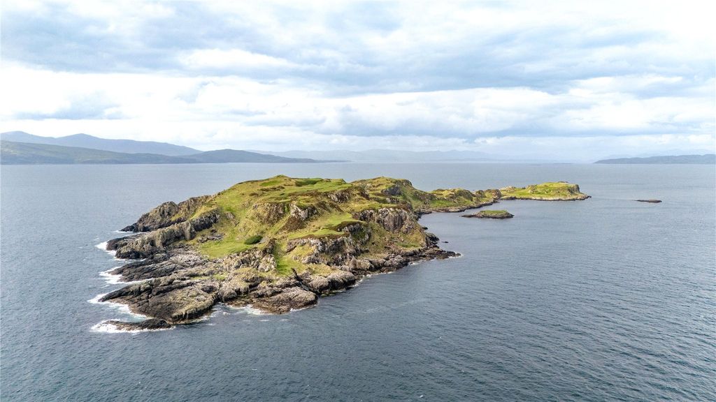 Property photo 2 of 12 Insh Island