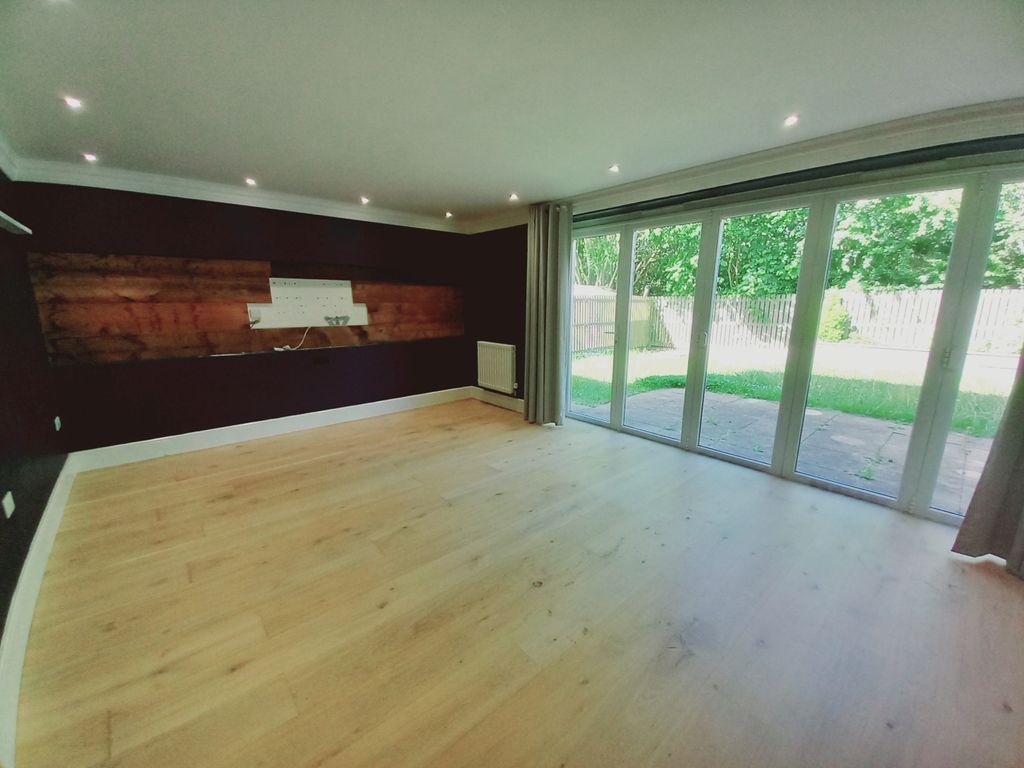 Property photo 2 of 16 Lounge