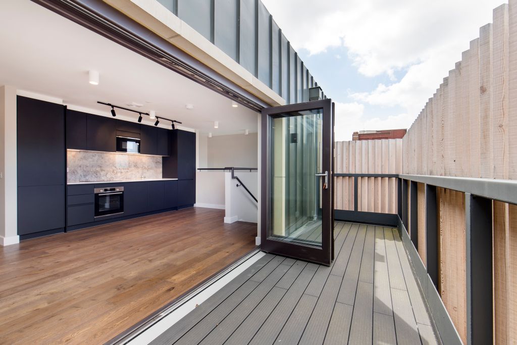 Property photo 2 of 7 Balcony