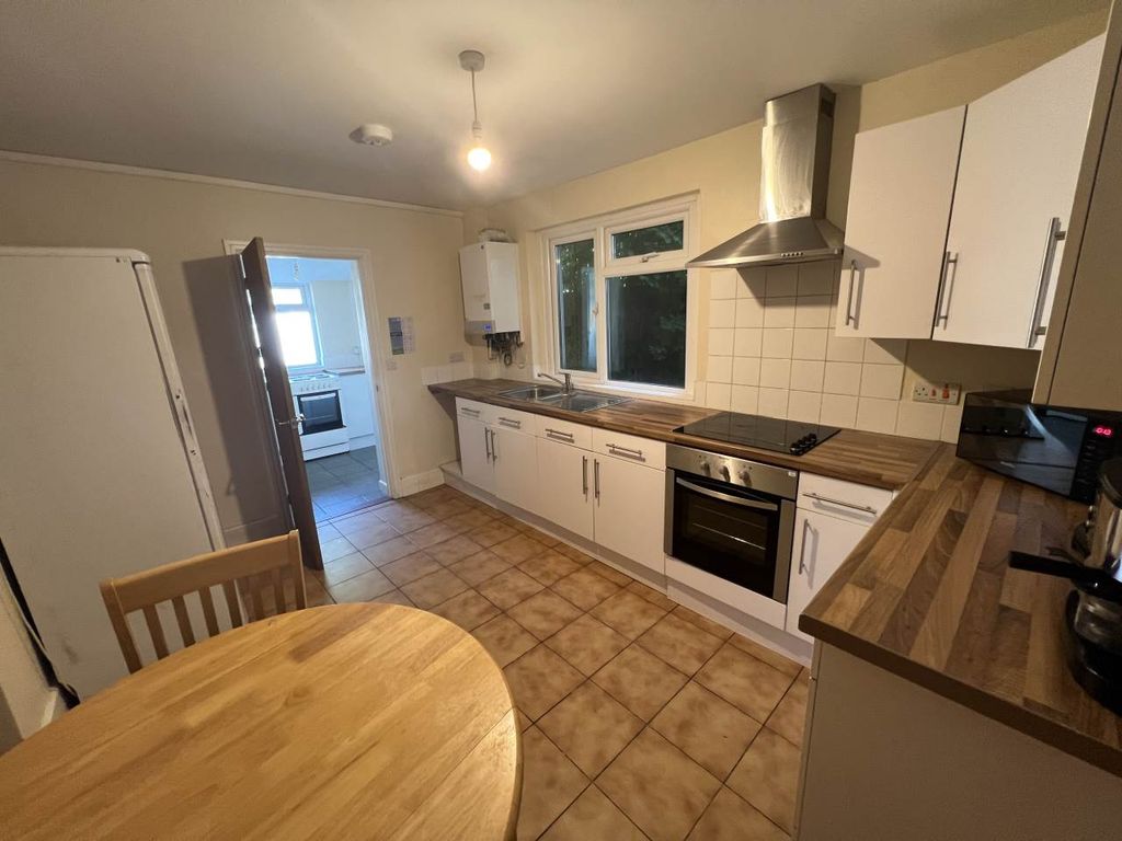 Property photo 3 of 12 Kitchen