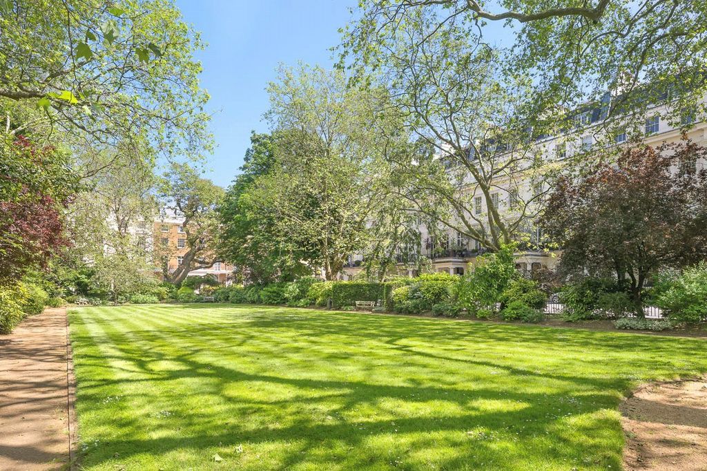 Property photo 2 of 18 Eaton Square Gardens