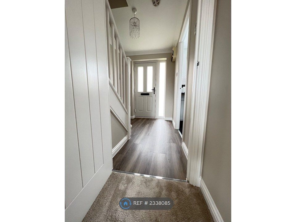 Property photo 3 of 18 Hallway