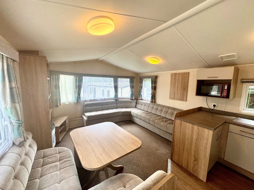 Property photo 3 of 12 Ew32 Living Room