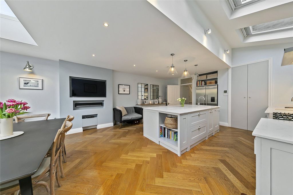 Property photo 2 of 16 Picture No. 11