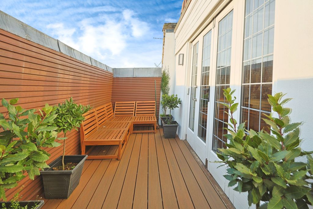 Property photo 3 of 19 Balcony