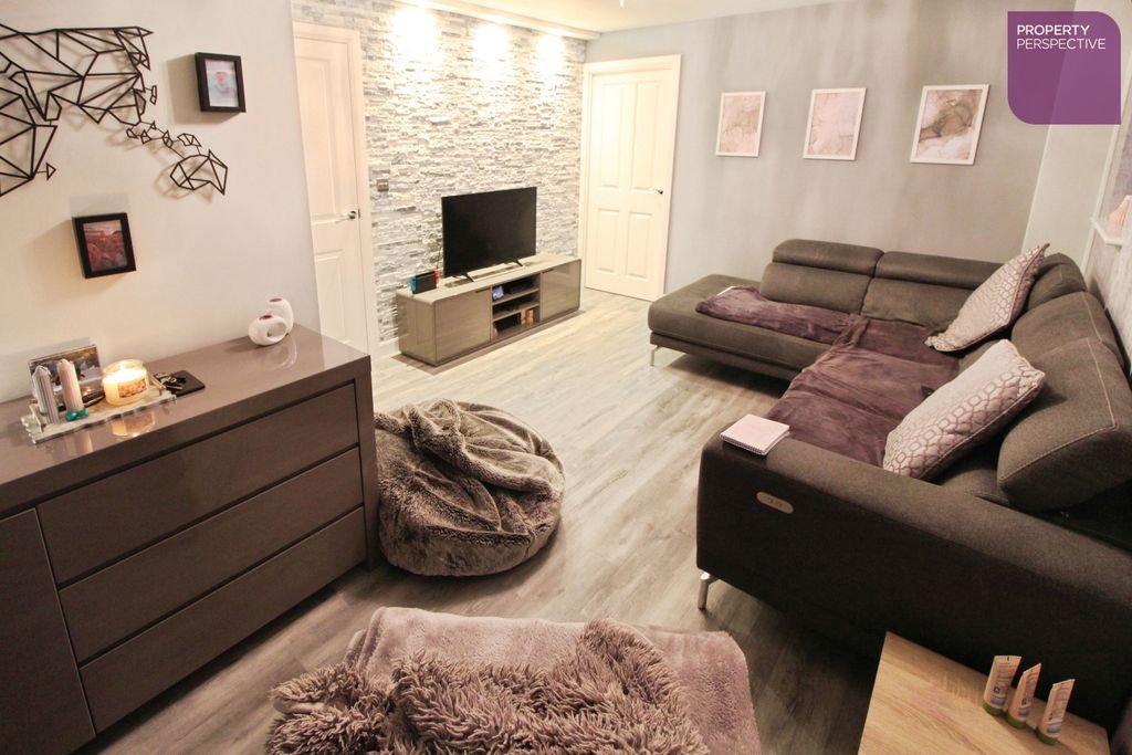 Property photo 3 of 13 Lounge