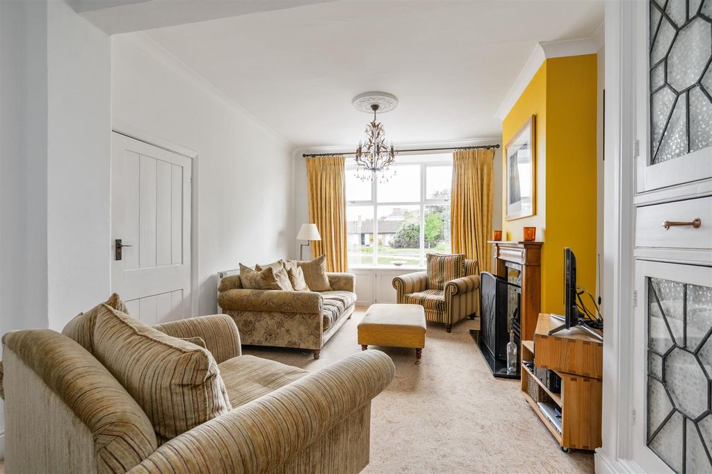 Property photo 3 of 16 2312 Stratford Road_17.Jpg