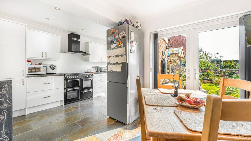 Property photo 3 of 23 4410036